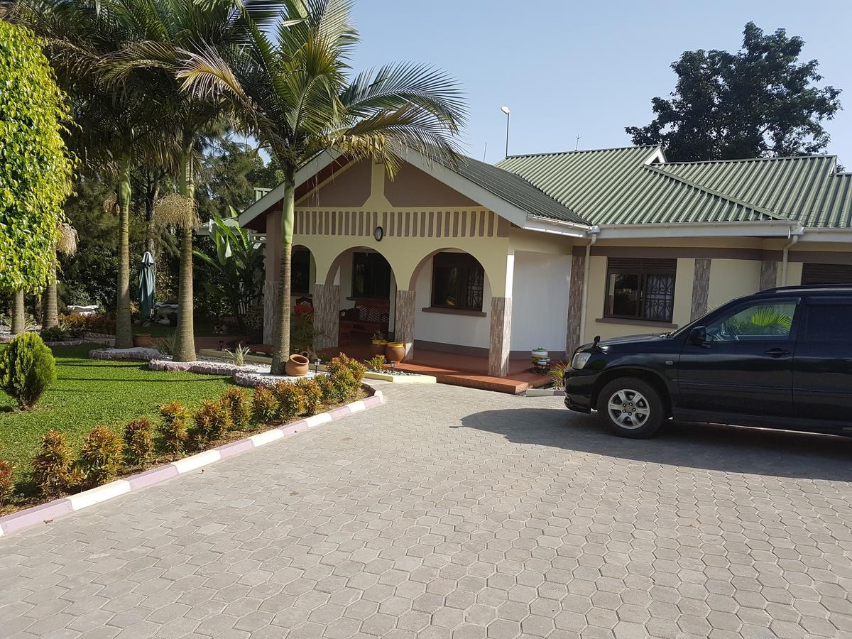 Sheevy"S Bed N Breakfast Fort Portal Екстериор снимка